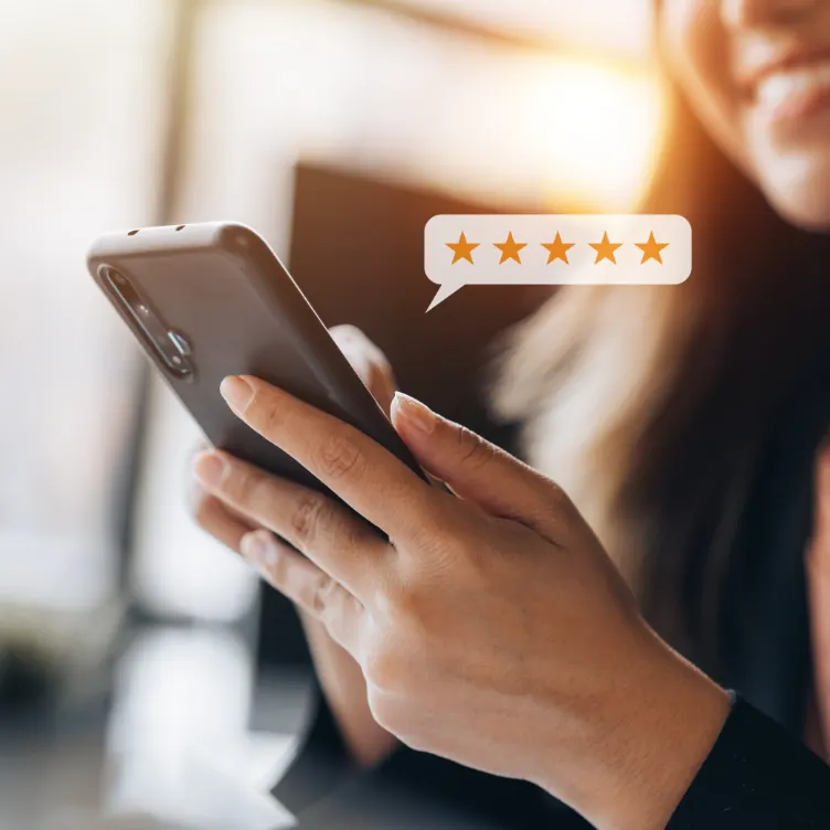 Una persona che utilizza uno smartphone, con una valutazione di cinque stelle visibile sopra